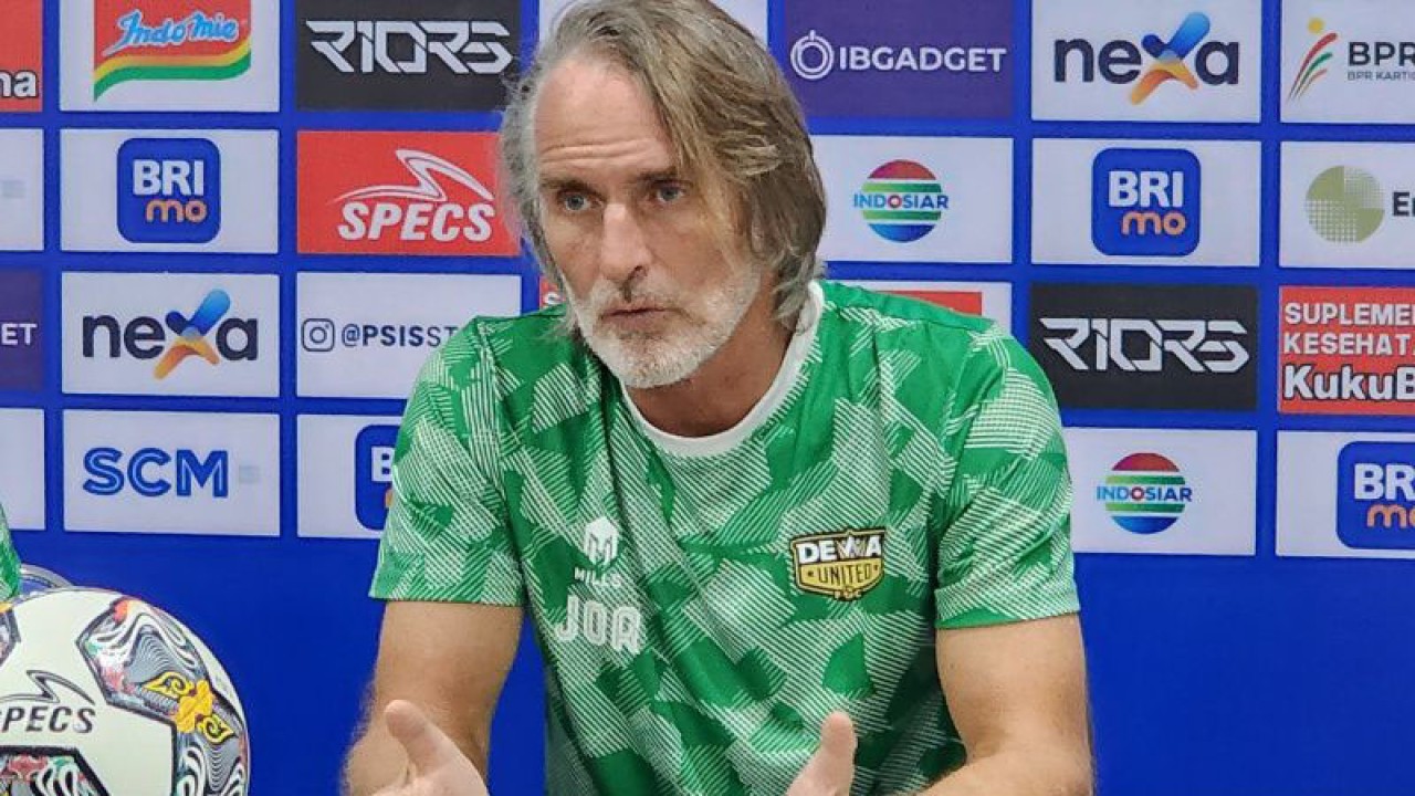 Pelatih Dewa United FC Jan Olde Riekerink (ANTARA/ I.C.Senjaya)