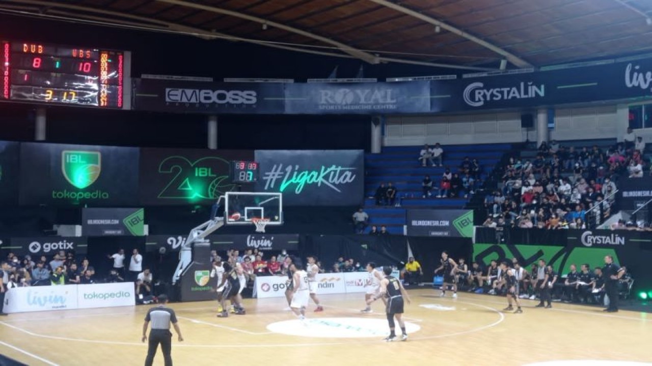 Dewa United Banten menutup seri ketiga Liga Basket Indonesia di Surabaya dengan hasil kemenangan atas West Bandits Solo 83-59, Sabtu (18/2/2023). (ANTARA/Ananto Pradana)