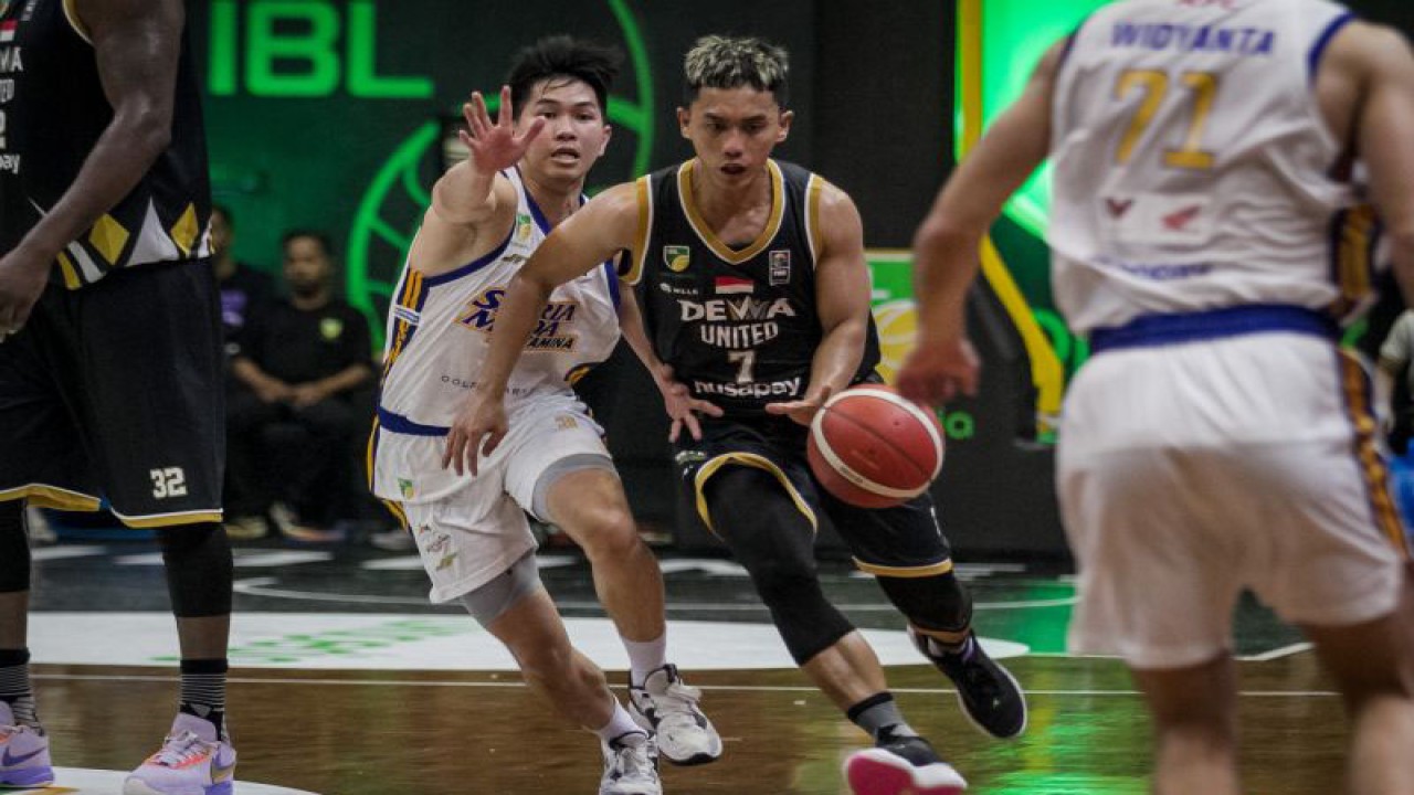 Pebasket Dewa United Banten Lucky Abdi Pasondok (kanan) berusaha melewati hadangan pebasket Satria Muda Pertamina Jakarta Antoni Erga (kiri) pada pertandingan Indonesian Basketball League (IBL) 2023 Seri IV di Gor Sritex Arena, Solo, Jawa Tengah, Sabtu (25/2/2023). Dewa United Banten menang atas Satria Muda Pertamina Jakarta dengan skor 88-74. ANTARA FOTO/Mohammad Ayudha/aww.