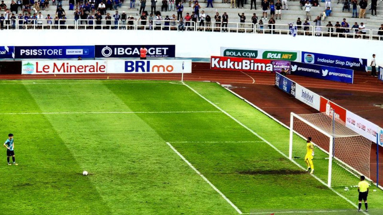 Pemain PSIS Taisei Marukawa mengambil tendangan penalti dalam laga antara PSIS melawan Dewa United di Stadion Jatidiri Semarang, Senin (13/2/2023). (ANTARA/ I.C.Senjaya)