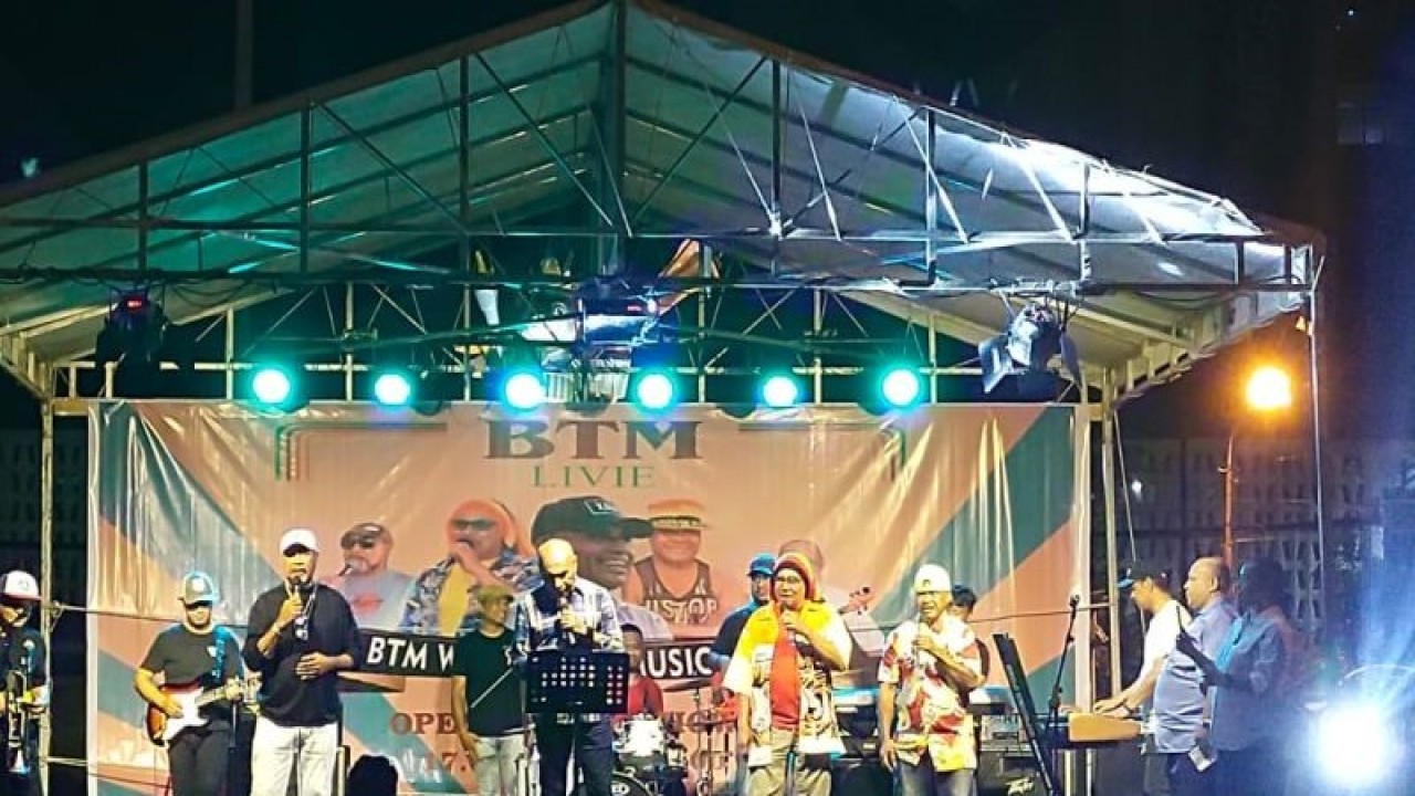 Suasan acara BTM live with Papua music legend yang berlangsung di Taman Imbi, Distrik Jayapura, Kota Jayapura, Sabtu (4/1) (ANTARA/Ardiles Leloltery)