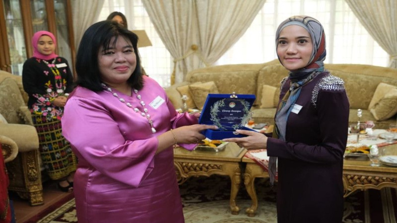 Ketua Dharma Wanita Persatuan Konsulat Jenderal Republik Indonesia Johor Bahru Marsianda Widiyanto (kiri) bertukar cinderamata dengan istri Menteri Besar Johor Bahru YAD Datin Shermin Fazlina binti Mohd Shukor di kegiatan "afternoon tea" di Wisma KJRI Johor Bahru, Johor Bahru, Malaysia, Kamis (2/2/2022). (ANTARA/HO-KJRI Johor Bahru)