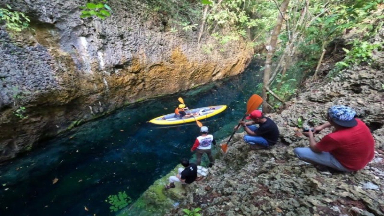 lustrasi - Objek wisata bermain kayak di laguna sekitar Pantai Koguna, Desa Mopaana, Kecamatan Lasalimu Selatan, Kabupaten Buton, Provinsi Sulawesi Tenggara, Rabu (1/2/2023) ANTARA/HO-Humas Dispar Sultra