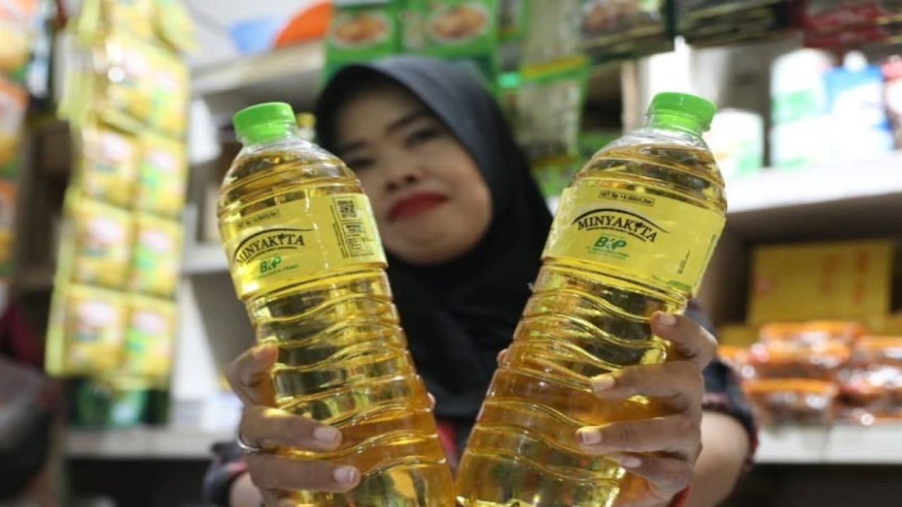 Ilustrasi - Seorang pedagang di pasar tradisional Madiun menujukkan minyak goreng kemasan murah dari pemerintah, Minyakita, yang sedang sulit didapatkan di pasaran. ANTARA/HO-Diskominfo Kota Madiun
