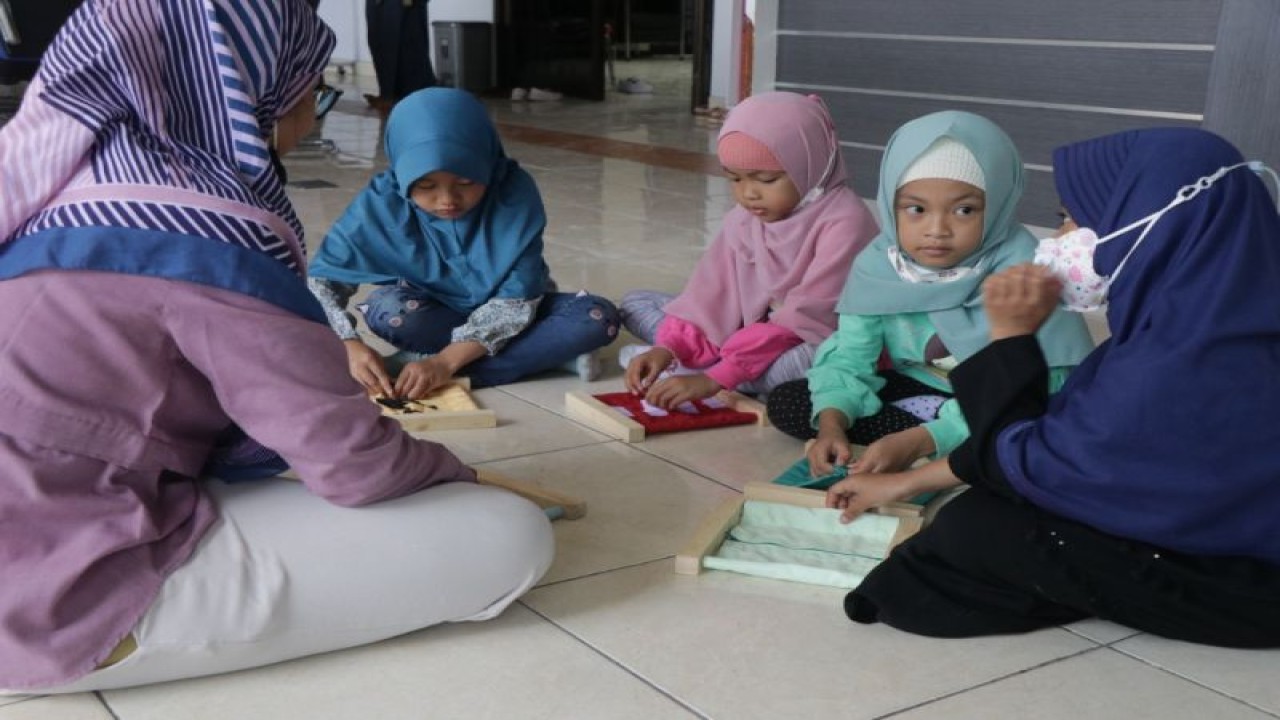 Setiap Jumat-Sabtu, keluarga yang punya anak balita bisa ikut berbagai kegiatan edukasi di Perpustakaan Kota Balikpapan (ANTARA/HO-Kaltim Bercerita)