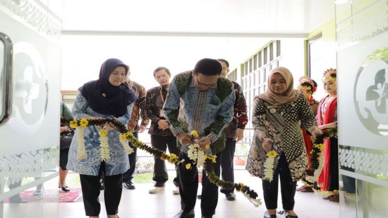Gubernur DIY Sri Sultan Hamengku Buwono X melakukan pemotongan bunga tali menandai peresmian Gedung Unit Pelayanan Trauma Healing dan Visum Et Repertum di RSJ Grhasia, Sleman, Rabu (22/2/2023). FOTO ANTARA/HO-Bagian Prokopim Setda Sleman