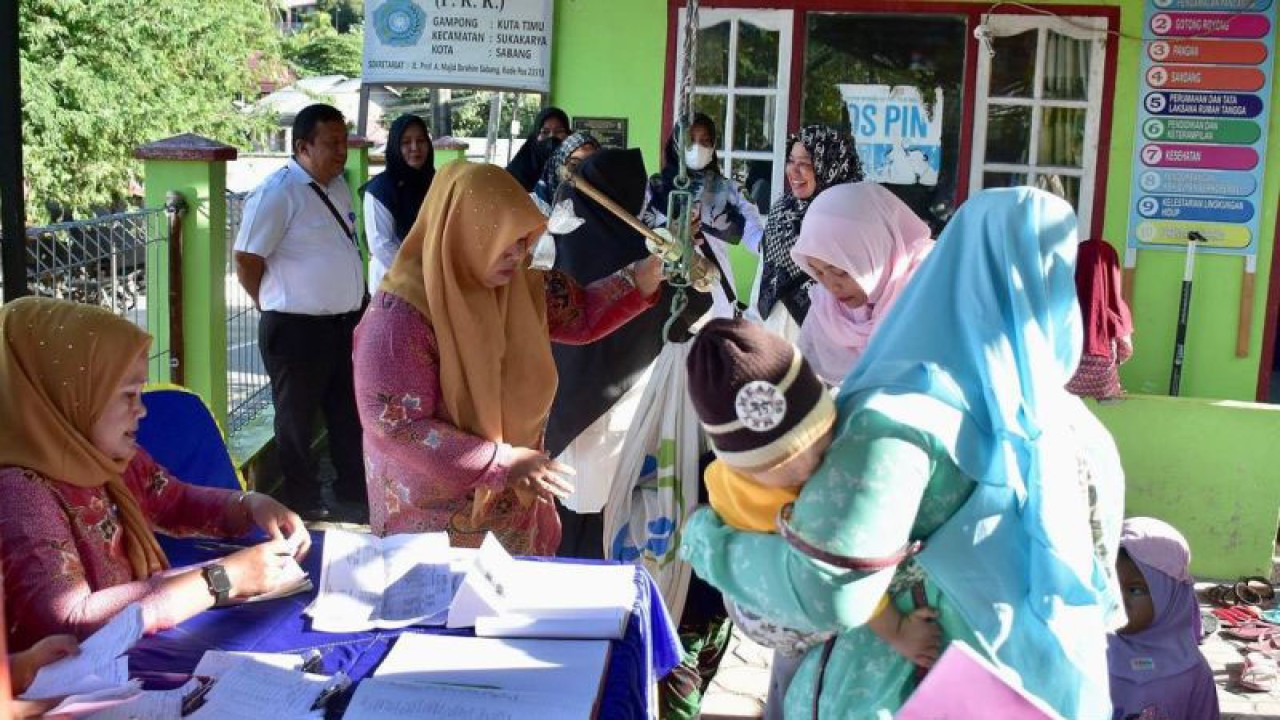 Dokumentasi - Pelaksanaan imunisasi di posyandu Melati Gampong Kuta Timu, Rabu (7/12/2022). (ANTARA/HO-Humas Pemkot Sabang)