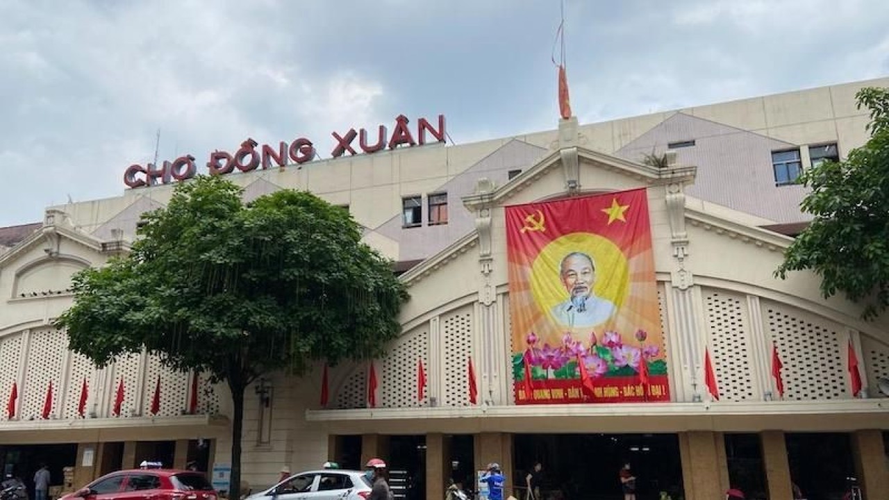 Banner Ho Chi Minh dipasang di Gedung Pasar Tradisional Cho Dong Xuan, Hanoi, Vietnam. ANTARA/Dolly Rosana