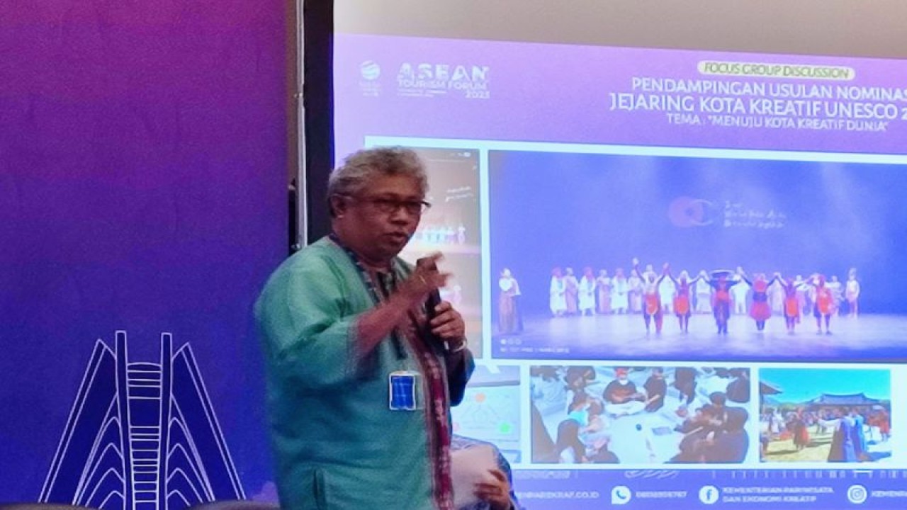 Direktur Ambon music Office (AMO) Ronny Loppies memaparkan pengalaman dan capaian Kota Ambon sebagai kota musik dunia sebagai anggota Jejaring Kota Kreatif UNESCO atau UNESCO Creative Cities Network (UCCN). FOTO ANTARA/HO-AMO/2023