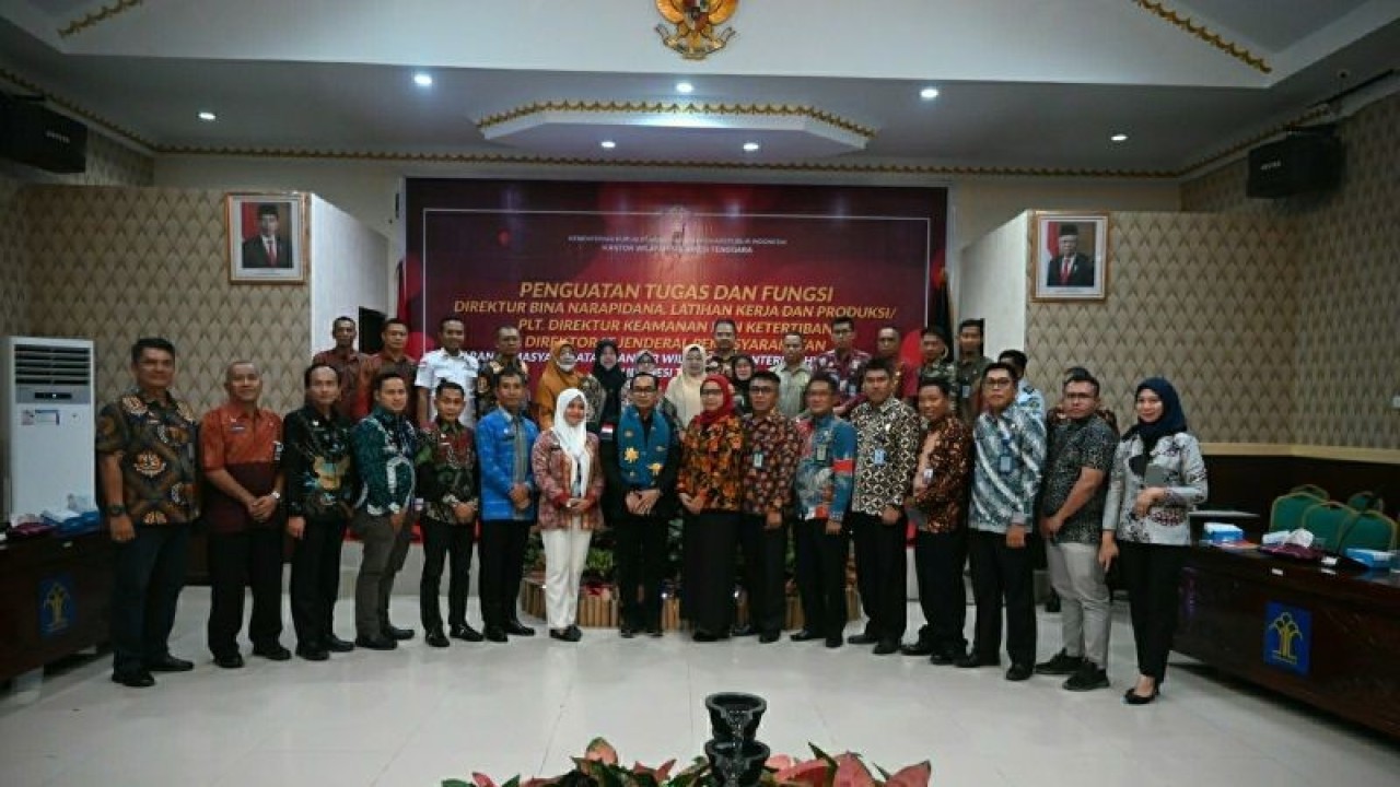 Direktur Pembinaan Narapidana dan Latihan Kerja Produksi sekaligus Pelaksana tugas Direktur Keamanan dan Ketertiban Direktorat Jenderal Pemasyarakatan Kemenkumham Erwedi saat foto bersama jajaran di Kemenkumham Sultra, Senin (13/2/2023) (ANTARA/Harianto)