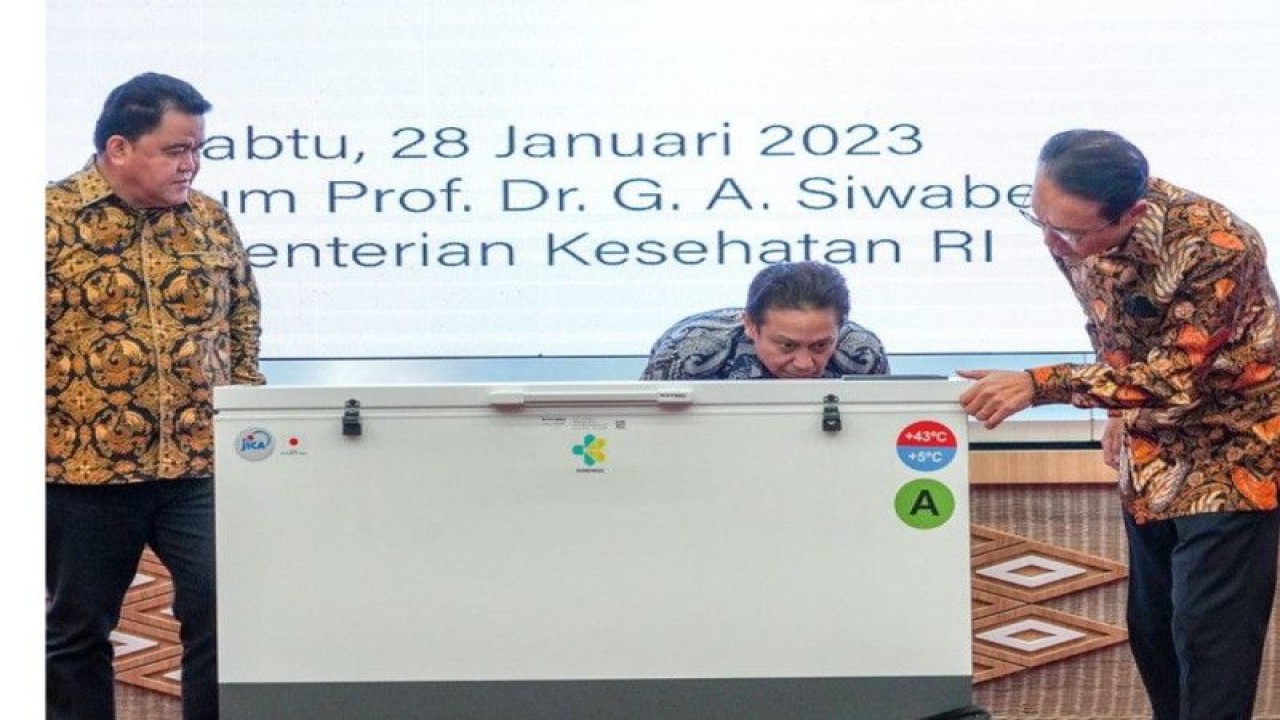 Direktur Jenderal (Dirjen) Pencegahan dan Pengendalian Penyakit Kemenkes RI Maxi Rein Rondonuwu (kiri), Menteri Kesehatan Budi Gunadi Sadikin (tengah), dan Duta Besar Jepang untuk Indonesia Kanasugi Kenji (kanan) meninjau alat refrigerator vaksin dari Japan International Cooperation Agency (JICA) di Gedung Kemenkes Jakarta, Sabtu (28/1/2023). (FOTO ANTARA/HO-Kemenkes).