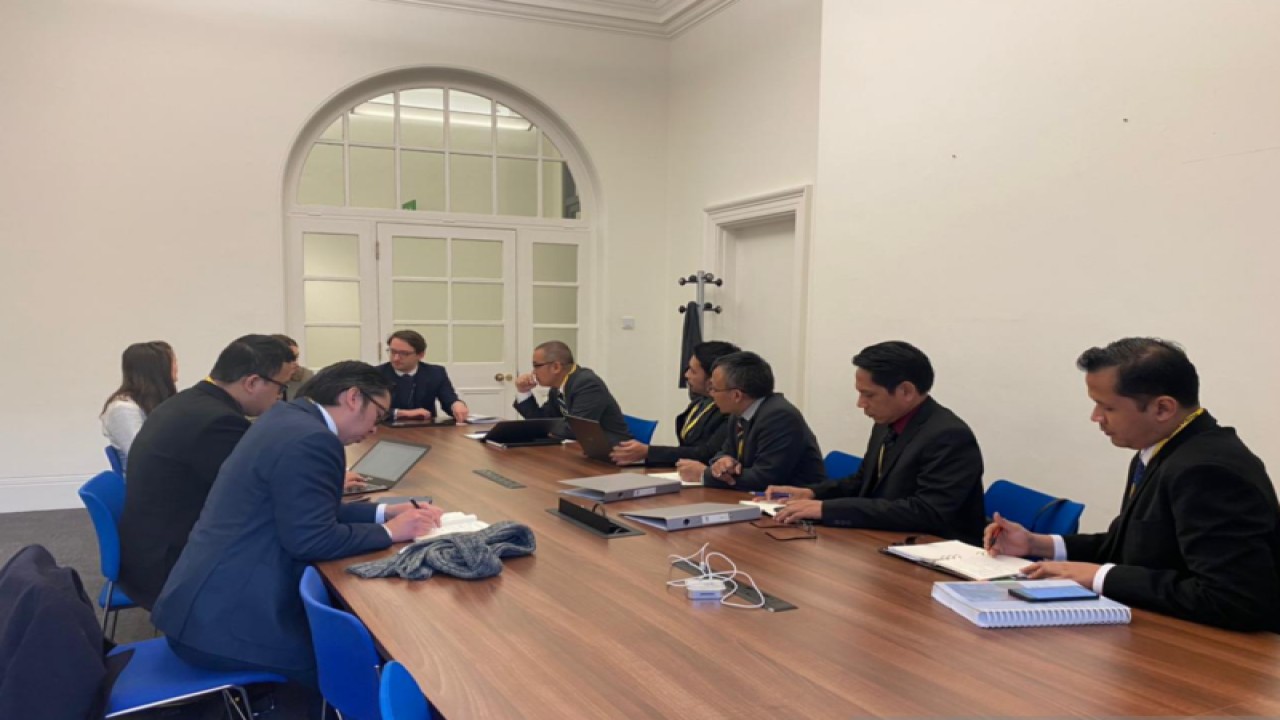 Suasana pertemuan delegasi Indonesia yang dipimpin Direktur Jenderal Administrasi Hukum Umum (Dirjen AHU) Kementerian Hukum dan HAM (Kemenkumham) Cahyo R. Muzhar dengan sejumlah pejabat dari His Majesty's Treasury (HM Treasury) di London, Inggris, Selasa (7/2/2023). ANTARA/HO-Dokumentasi Pribadi.