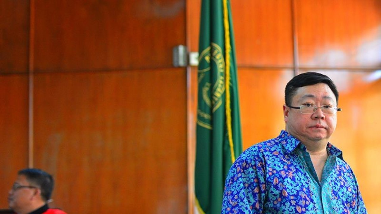 Dokumentasi - Robert Tantular saat mengikuti sidang TPPU dan Penipuan terhadap 1.118 nasabah PT Antaboga Delta Sekuritas Robert di Pengadilan Negeri Jakarta Pusat, Jakarta, Senin (20-4-2015). ANTARA FOTO/Rosa Panggabean/pd/aa.