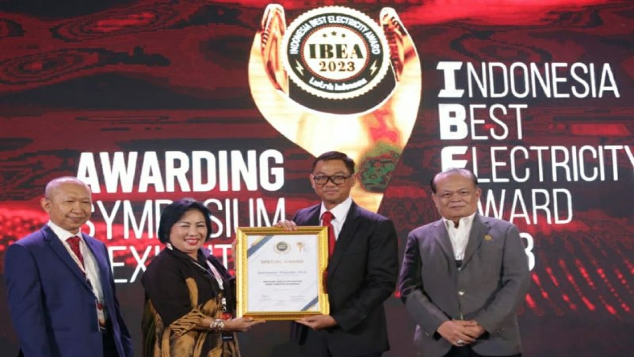 Direktur Utama PLN Darmawan Prasodjo (kedua dari kanan) meraih penghargaan dalam ajang "Indonesia Best Electricity Award" (IBEA) 2023 dengan kategori pemimpin yang inovatif mewujudkan transisi energi di Jakarta, Rabu (22/2/2023). ANTARA/HO-Humas PLN