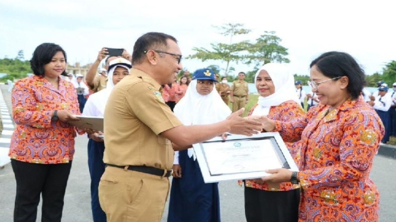Kepala Dinas Pendidikan dan Kebudayaan Biak Numfor memberikan piagam penghargaan kepada kepala sekolah berprestasi juara II nasional SMP Angkasa Biak Mulyani dan Kepala SD Angkasa Tuti Handayani pada Festival Edukasi Sekolah Angkasa ke-6 di Jakarta 2023. ANTARA/Dokumen Pribadi