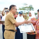 Disdikbud Biak beri penghargaan guru berprestasi SMP Angkasa-1677039452