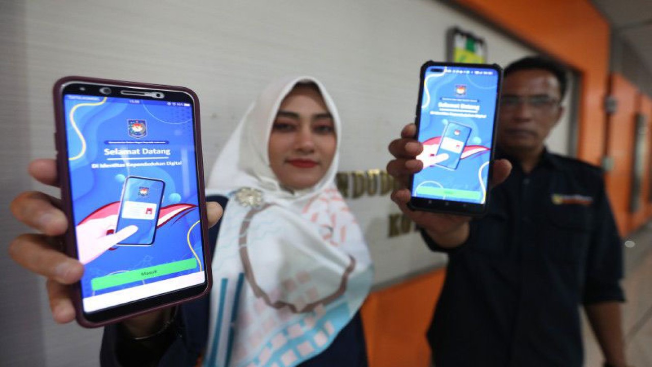 Petugas Dinas Kependudukan dan Pencatatan Sipil (Disdukcapil) Kota Banda Aceh memperlihatkan aplikasi identitas kependudukan digital di Banda Aceh, Aceh, Rabu (18/1/2023). ANTARA FOTO / Irwansyah Putra/foc.