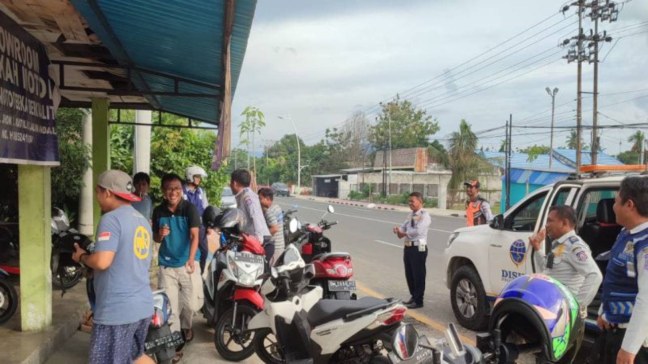 Dinas Perhubungan Provinsi Gorontalo, melakukan sosialisasi penggunaan trotoar di Jalan Aryo Katili, Kota Gorontalo. (ANTARA/HO-Kominfotik)