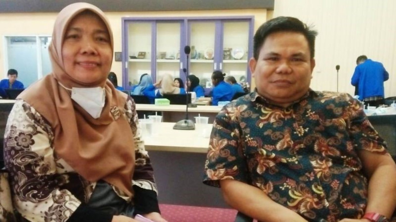 Kabid Pasca-Panen dan Kesehatan Masyarakat Veteriner (Kesmavet) Disnak Keswan Kaltim Siti Saniaun Sa'adah (kiri) (ANTARA/ M Ghofar)