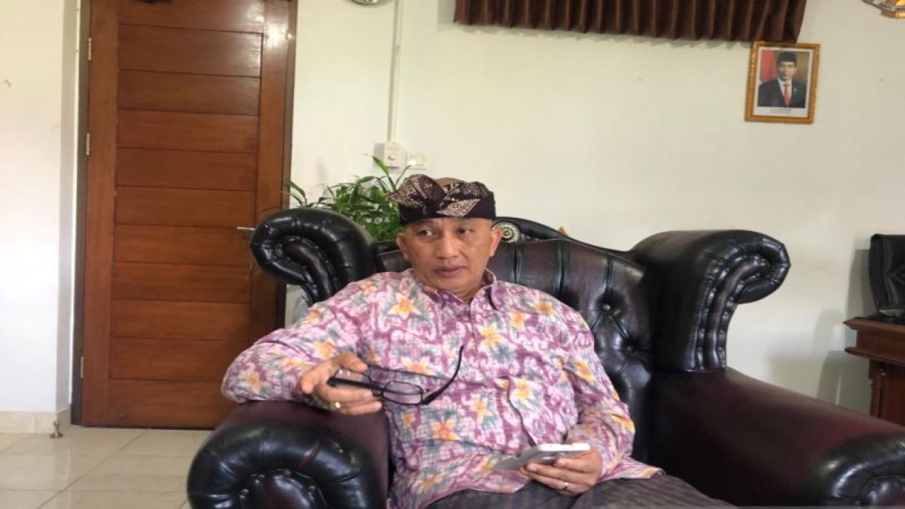 Kepala Dinas Ketenagakerjaan (Disnaker) dan ESDM Provinsi Bali Ida Bagus Setiawan saat menanggapi keinginan Disnaker Buleleng dalam pemulangan PMI Buleleng usai gempa bumi Turki, Denpasar, Kamis (23/2/2023). ANTARA/Ni Putu Putri Muliantari