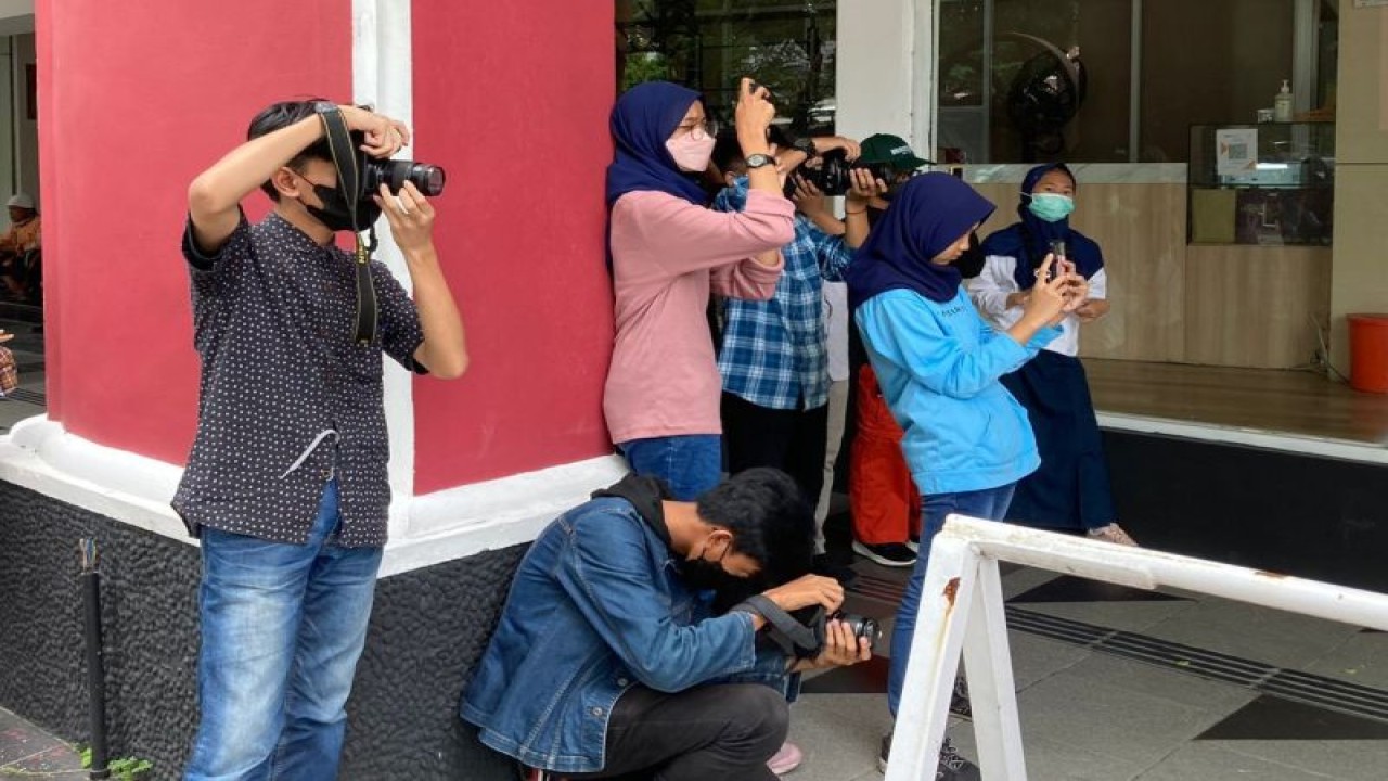 Sejumlah pelajar SMP mengikuti pelatihan fotografi di Convention Hall, Siola, Surabaya, Sabtu (25/2/2023). (ANTARA/HO-Diskominfo Surabaya)
