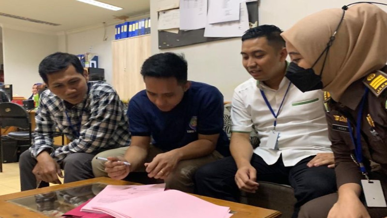 Bharada Richard Eliezer (tengah) didampingi kuasa hukum dan jaksa penuntut umum menadatangani administrasi pelaksanaan eksekusi di Lapas Kelas IIA Salemba, Jakarta Pusat, Senin (27/2/2023). (ANTARA/HO-Pusat Penerangan Hukum Kejagung)
