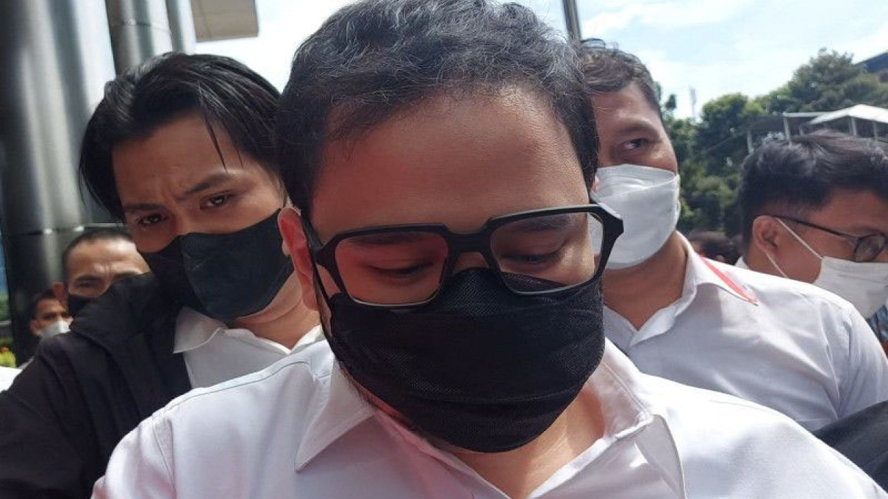 Dito Mahendra bungkam usai diperiksa oleh penyidik Komisi Pemberantasan Korupsi (KPK) sebagai saksi kasus dugaan tindak pidana pencucian uang (TPPU) yang menjerat mantan Sekretaris Mahkamah Agung (MA) Nurhadi, Senin (6/2/2023). ANTARA/Fianda Sjofjan Rassat