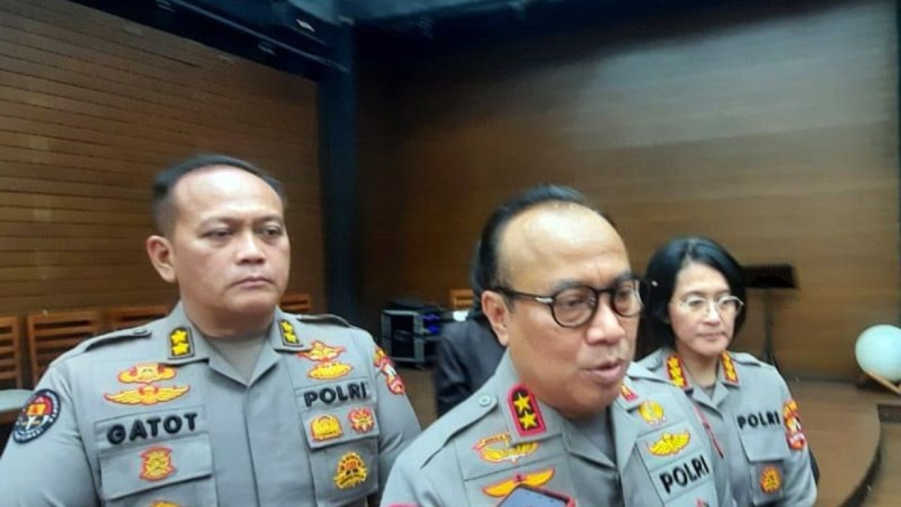 Dokumentasi - Kepala Divisi Humas Polri Irjen Pol. Dedi Prasetyo memberikan keterangan pers kepada wartawan terkait sikap Polri atas putusan Bharada Richard Eliezer, di Jakarta, Kamis (16/2/2023). ANTARA/Laily Rahmawaty/am.