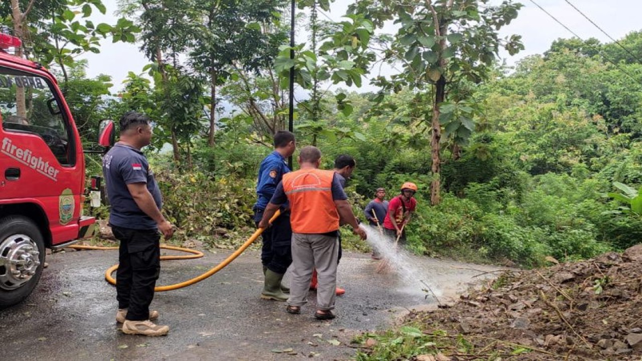 Petugas Badan Penanggulangan Bencana Daerah (BPBD) Kabupaten Bantul, DIY menangani longsoran tanah di wilayah Desa Srimulyo, Piyungan, Bantul, DIY. (ANTARA/dok. BPBD Bantul)