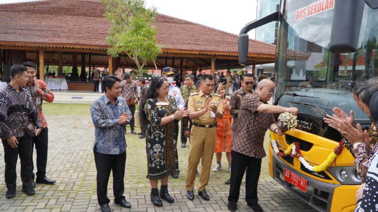 Wakil Gubernur DIY KGPAA Paku Alam X melepas secara simbolis bus sekolah di Gunungkidul. (ANTARA/HO-Humas Pemkab Gunungkidul)