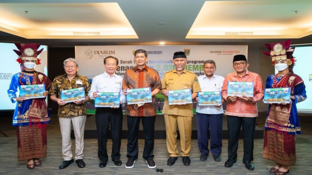 Para pejabat yang melakukan serah terima penanaman pohon. (ANTARA/HO)