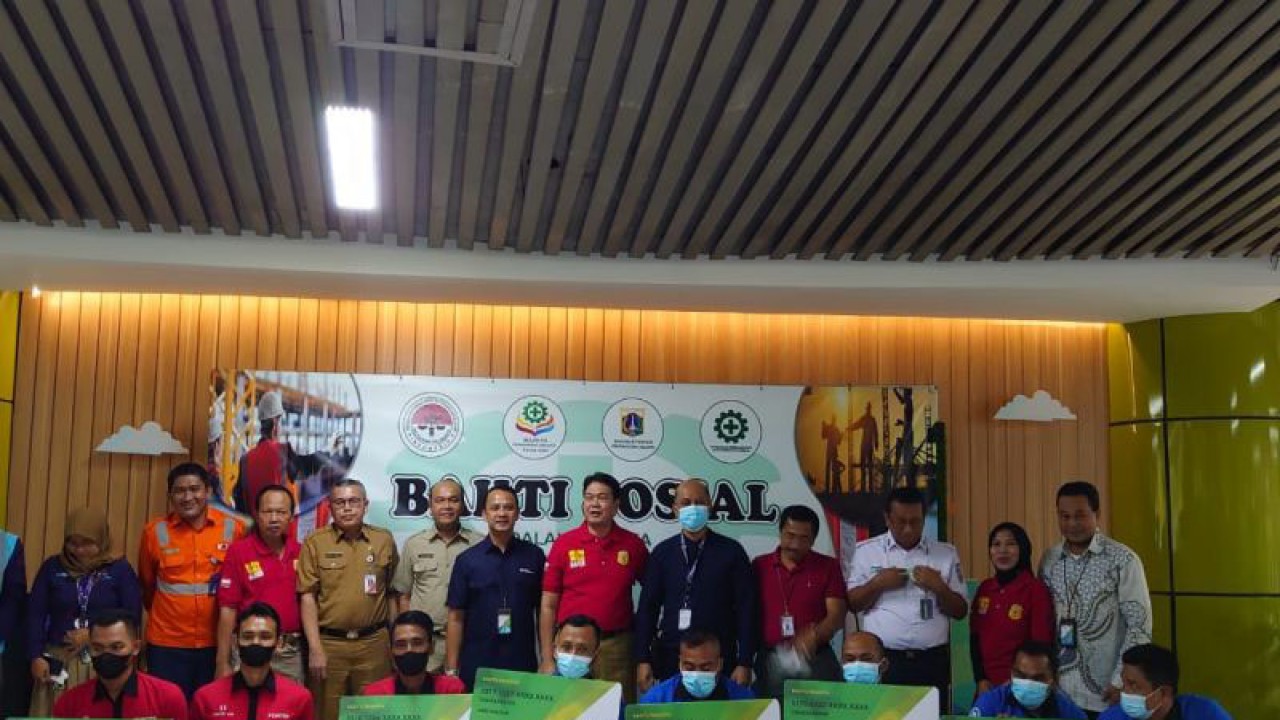 Dinas Tenaga Kerja, Transmigrasi, dan Energi (Disnakertransgi) DKI Jakarta mendaftarkan 235 portir Stasiun Gambir sebagai peserta BPJS Ketenagakerjaan, di Jakarta, Selasa (21/02/2023). ANTARA/Dokumentasi Pribadi