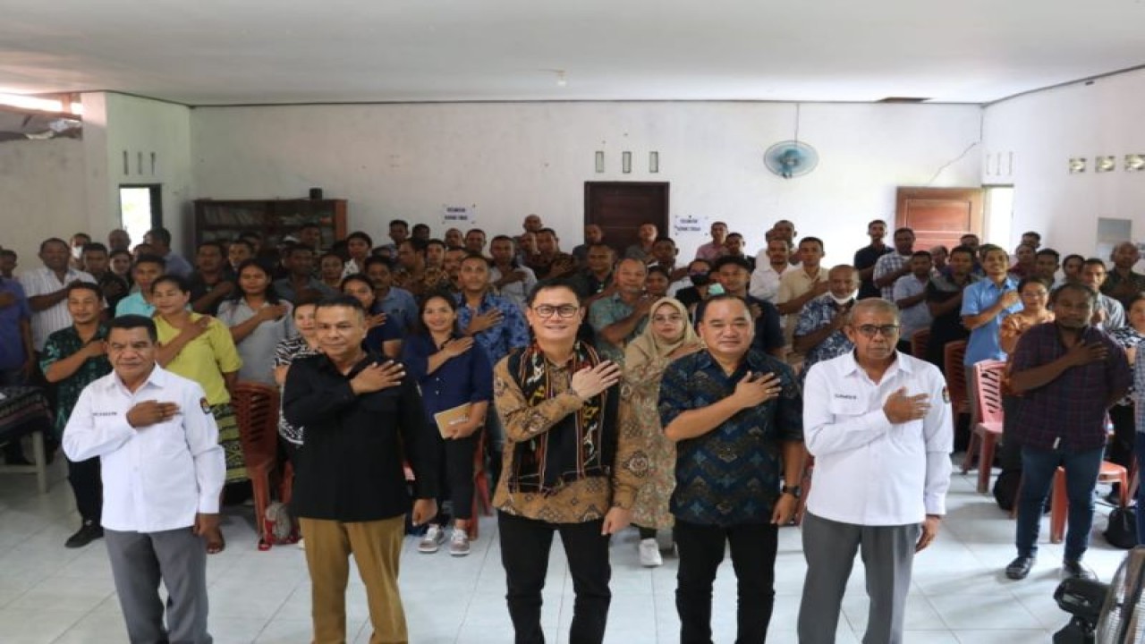 Anggota DKPP Muhammad Tio Aliansyah (ketiga kiri) bersama perwakilan KPU Provinsi NTT dan Kabupaten Kupang serta Panitia Pemungutan Suara (PPS) berpose bersama dalam kegiatan bimbingan teknis pemutakhiran data dan sosialisasi kode etik penyelenggara pemilu di Kabupaten Kupang, NTT, Kamis (9-2-2023). ANTARA/HO-DKPP