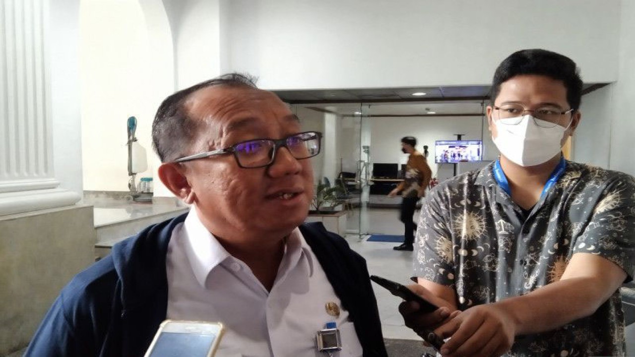 Kepala Dinas Lingkungan DKI Jakarta Asep Kuswanto diwawancarai awak media terkait proyek saringan sampah di Jakarta, Rabu (1/2/2023). ANTARA/Dewa Ketut Sudiarta Wiguna