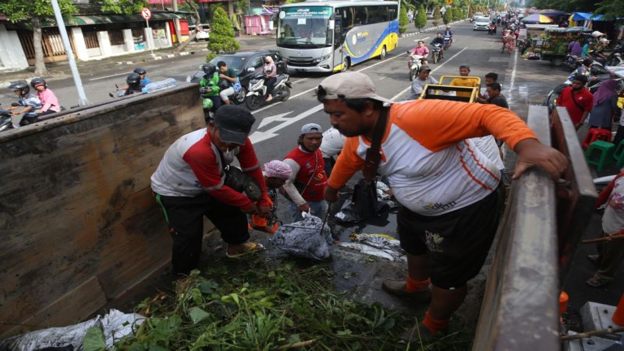 Petugas Dinas Lingkungan Hidup mengangkut sampah yang ditangani dalam kegiatan kerja bakti Surabaya Bergerak di Kota Surabaya, Provinsi Jawa Timur, Minggu (5/2/2023). (ANTARA/HO-Diskominfo Surabaya)