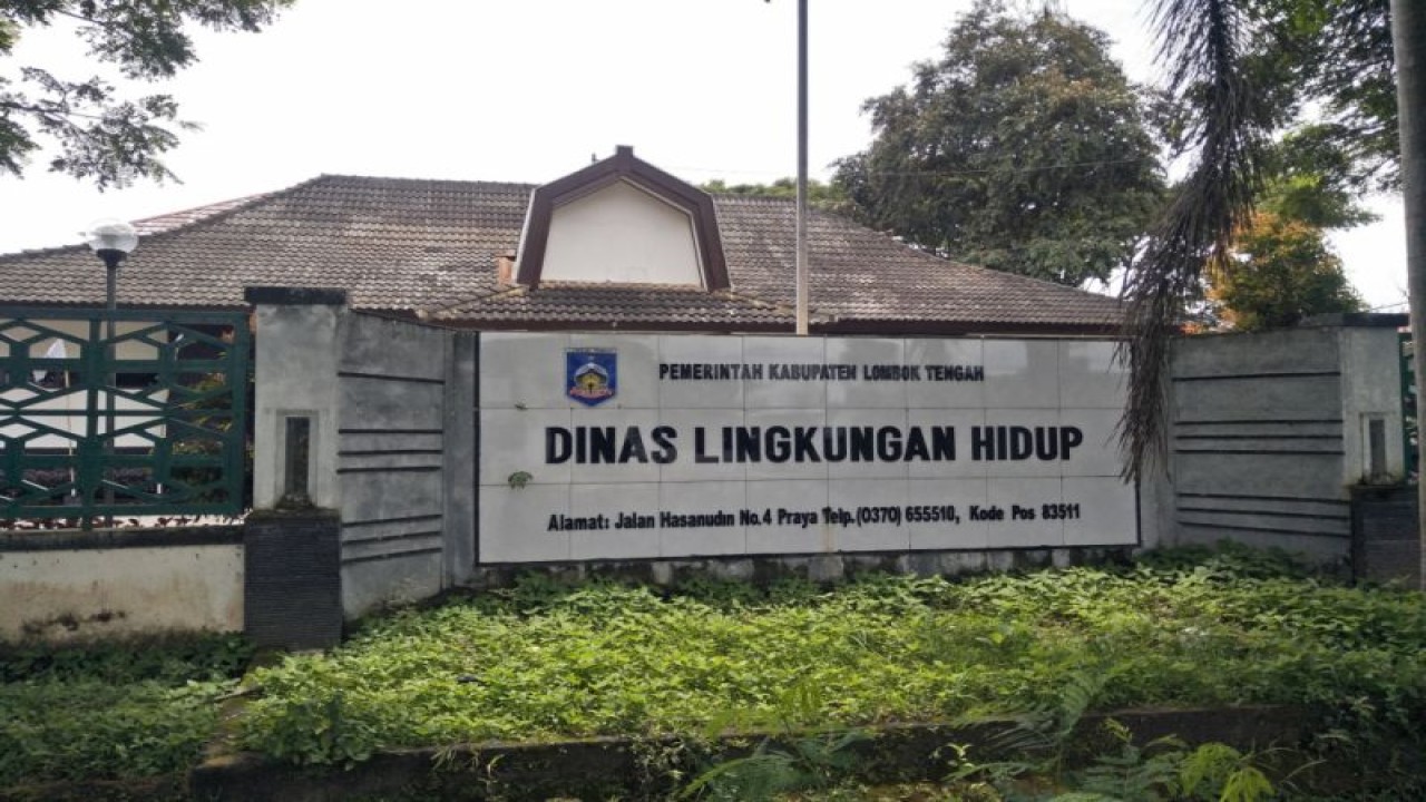 Kantor Dinas Lingkungan Hidup Kabupaten Lombok Tengah, Nusa Tenggara Barat (ANTARA/Akhyar)