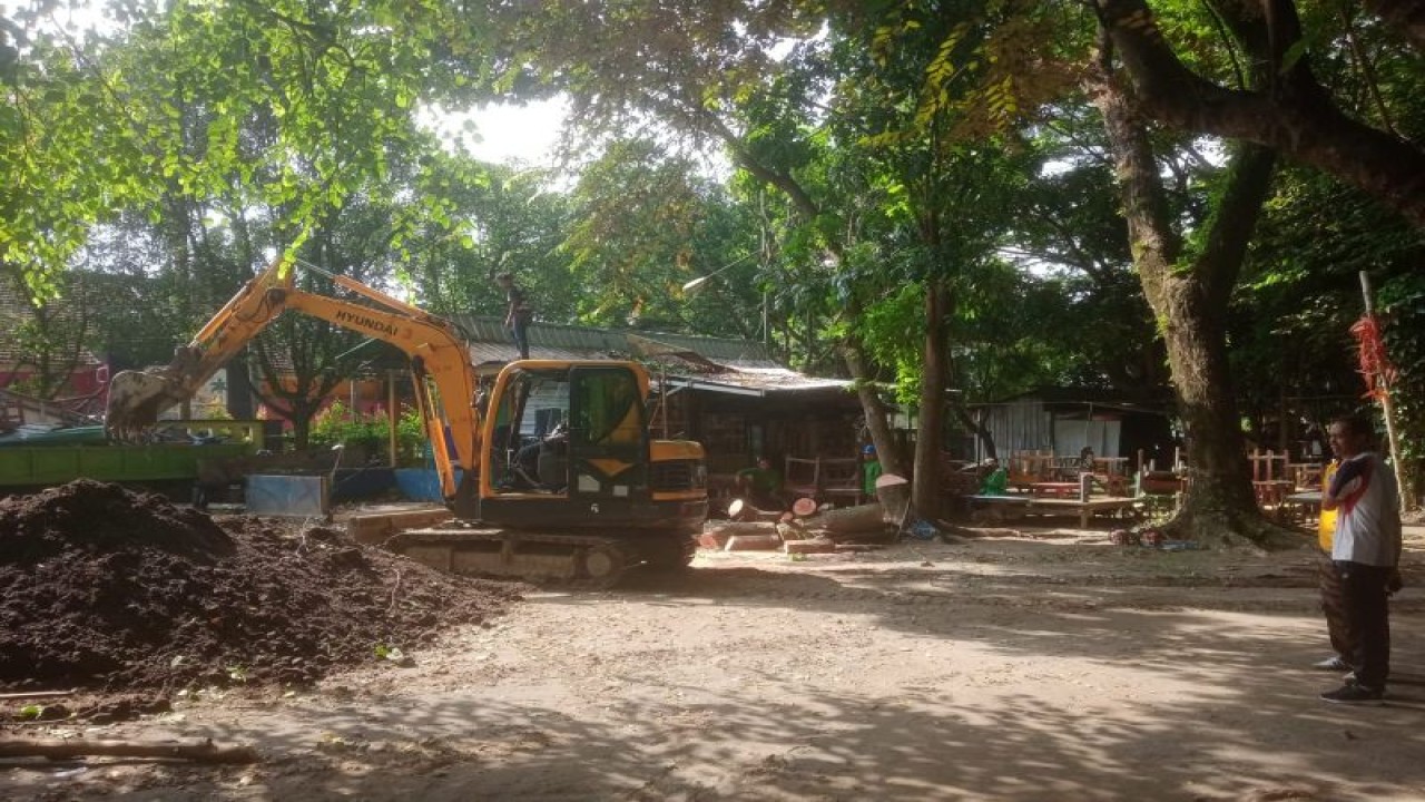 Kegiatan pembersihan lapak pedagang kaki lima (PKL) di Jalan Udayana Kota Mataram, Provinsi Nusa Tenggara Barat, untuk ditata menjadi ruang terbuka hijau yang lebih representatif. Jumat (24/2-2023) (Foto: ANTARA/Nirkomala)