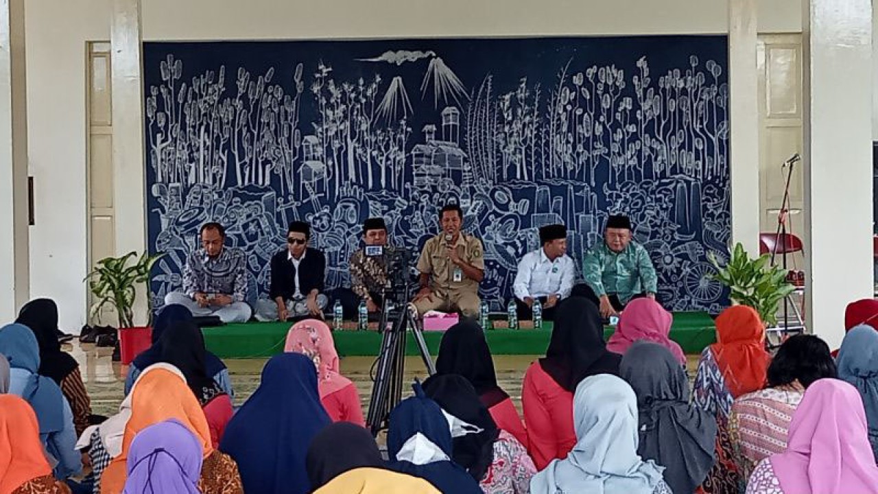 Kepala Dinas Lingkungan Hidup (DLH) Bantul Ari Budi Nugroho dalam sarasehan Hari Peduli Sampah Nasional (HPSN) di Desa Panggungharjo, Bantul, DIY, Senin (27/2/2023) (ANTARA/Hery Sidik)