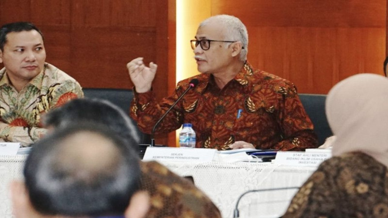 Sekretaris Jenderal Kementerian Perindustrian Dody Widodo bersama Deputi Bidang Koordinasi Infrastruktur dan Transportasi Kementerian Koordinator Bidang Kemaritiman dan Investasi Rachmat Kaimuddin dalam Rapat Koordinasi Pemetaan Komitmen dan Realisasi Penggunaan Produk Dalam Negeri di Jakarta. (ANTARA/ HO Kementerian Perindustrian)