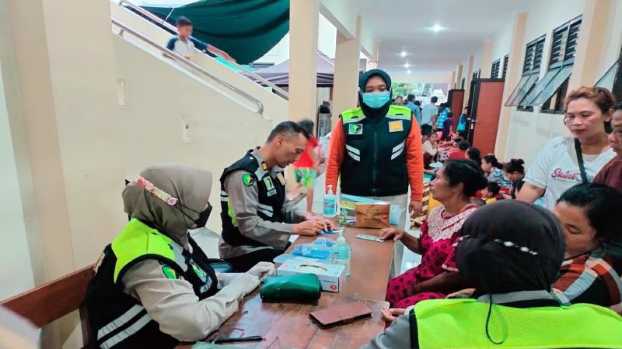 Sejumlah petugas Dokkes Polresta Surakarta saat memeriksa warga terdampak banjir di SD Joyotakan 59 Surakarta, Jumat (17/2/2023). ANTARA/Bambang Dwi Marwoto.