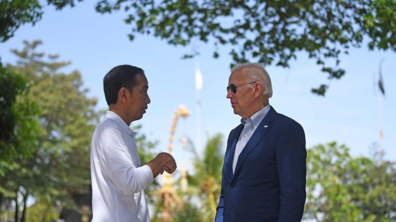 Foto arsip - Presiden Joko Widodo (kiri) menyambut kedatangan Presiden Amerika Serikat Joe Biden di lokasi persemaian dan penanaman pohon mangrove Taman Hutan Raya (Tahura) Ngurah Rai pada hari kedua KTT G20 Indonesia di Denpasar, Bali, Rabu (16/11/2022). ANTARA FOTO/Media Center G20 Indonesia/Aditya Pradana Putra/aww.