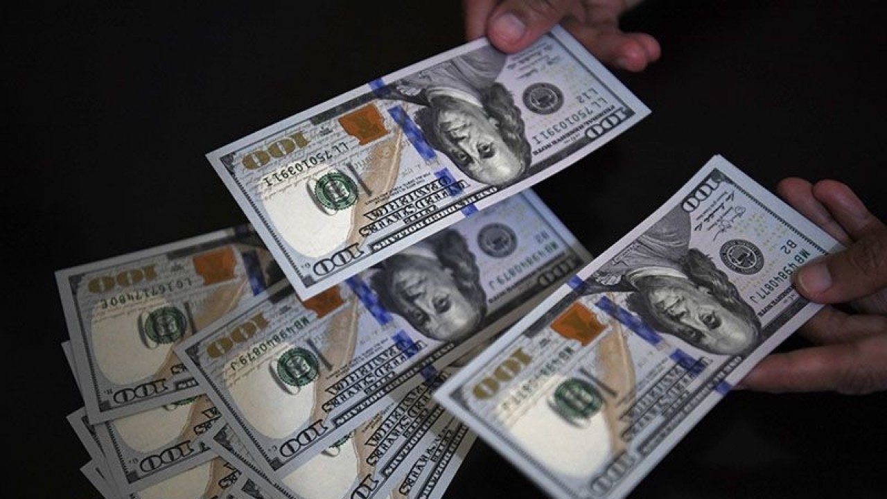 Arsip - Petugas melayani penukaran uang dolar Amerika Serikat di salah satu gerai penukaran valuta asing, Jakarta, Jumat (1/3/2019). ANTARA FOTO/Puspa Perwitasari/ama/pri.