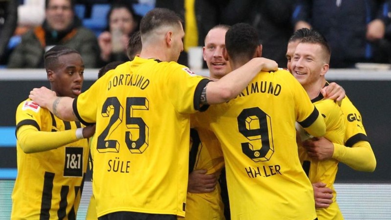 Para pemain Borussia Dortmund melakukan selebrasi gol Julian Brandt dalam pertandingan Liga Jerman lawan Hoffenheim di Sinsheim pada 25 Februari 2023. ANTARA/AFP/DANIEL ROLAND