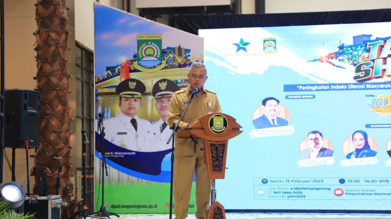 Kepala Dinas Perpustakaan dan Arsip Daerah (DPAD) Kota Tangerang Engkos Zarkasyi saat pembukaan Festival Literasi di Tangcity Mall, Senin (13/2/2023). ANTARA/HO-Humas Pemkot Tangerang