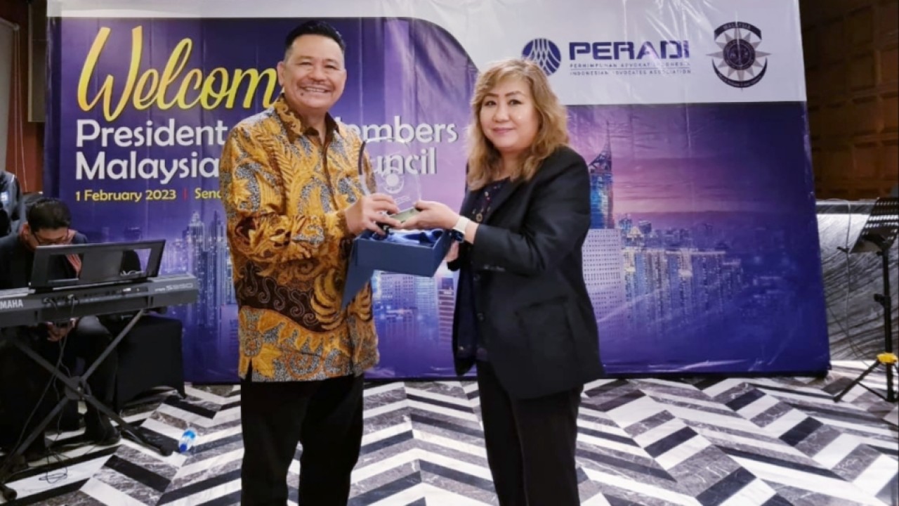 Penyerahan/saling bertukar kenang-kenangan 2 negara dari Peradi-Indonesia oleh Ketua Umum Prof Dr. Otto Hasibuan dan dari Malaysia oleh President Malaysian Bar Council Karen Cheah Yee Lynn di Senayan Avenue, Rabu   (1/02)/Istimewa