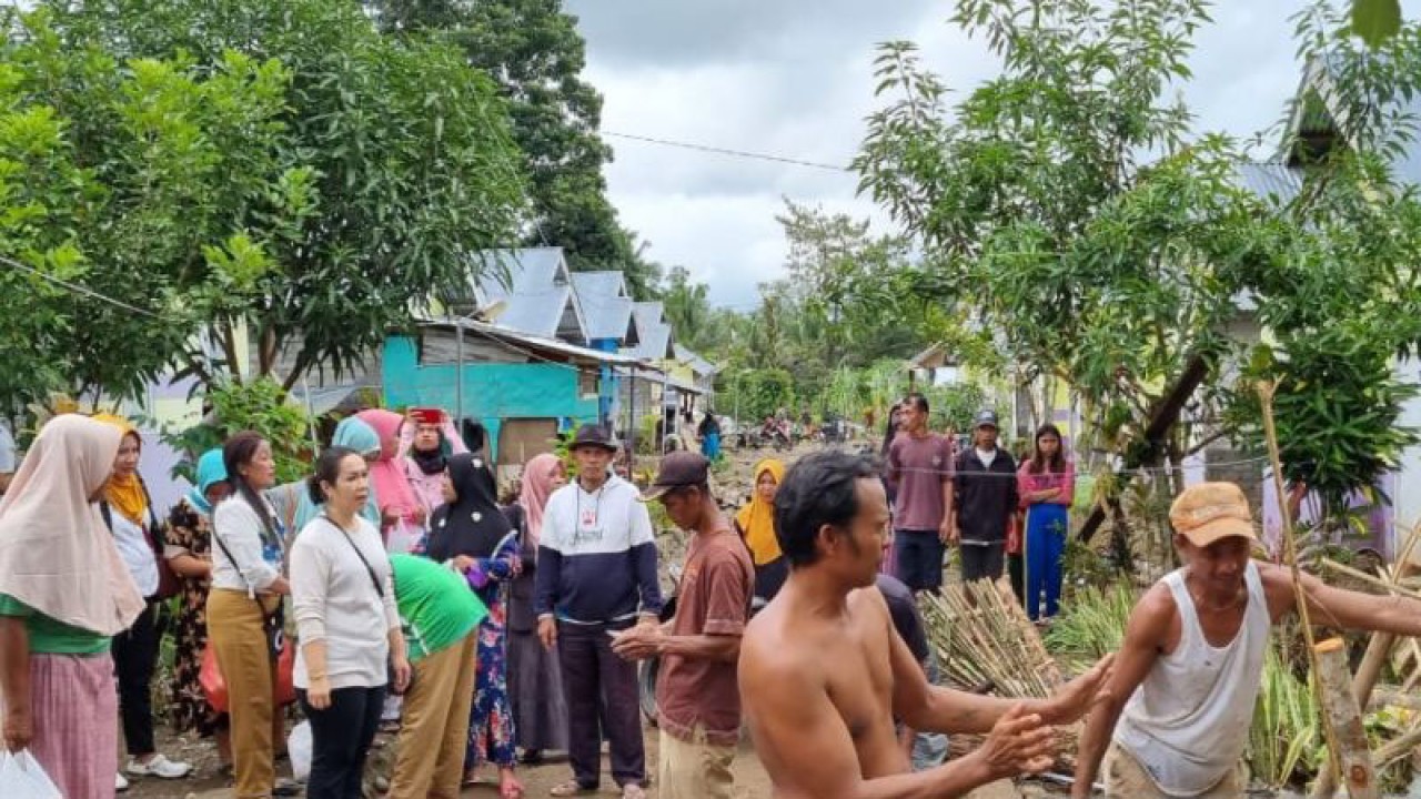Ketua DPRD Gorontalo Utara, Deisy Sandra Maryana Datau, mengunjungi Desa Potanga dan desa-desa terdampak banjir di Kecamatan Biau. (ANTARA/Susanti Sako)