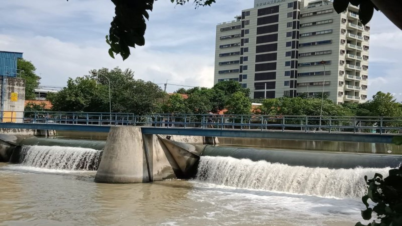 Salah satu pintu air Sungai Kalimas untuk pengendali genangan dan banjir saat hujan deras maun air laut pasang di Kota Surabaya. (ANTARA/HO-DPRD Surabaya)