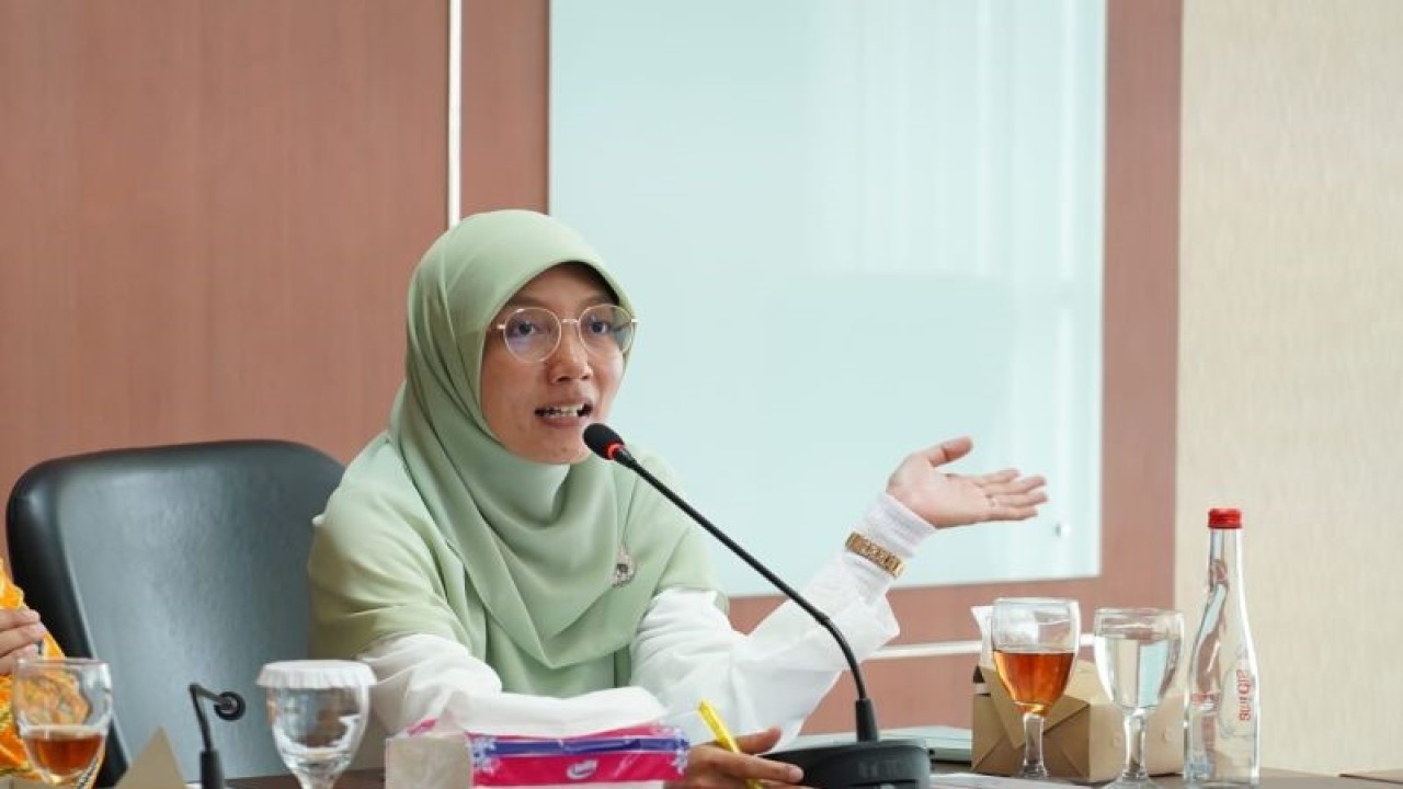 Wakil Ketua Komisi I DPRD Kota Bogor, Anna Mariam Fadhilah saat mengutarakan pendapatnya dalam rapat kerja (Raker) dengan camat se-Kota Bogor, di Gedung DPRD Kota Bogor, Rabu (15/2/2023). (ANTARA/HO/DPRD Kota Bogor)