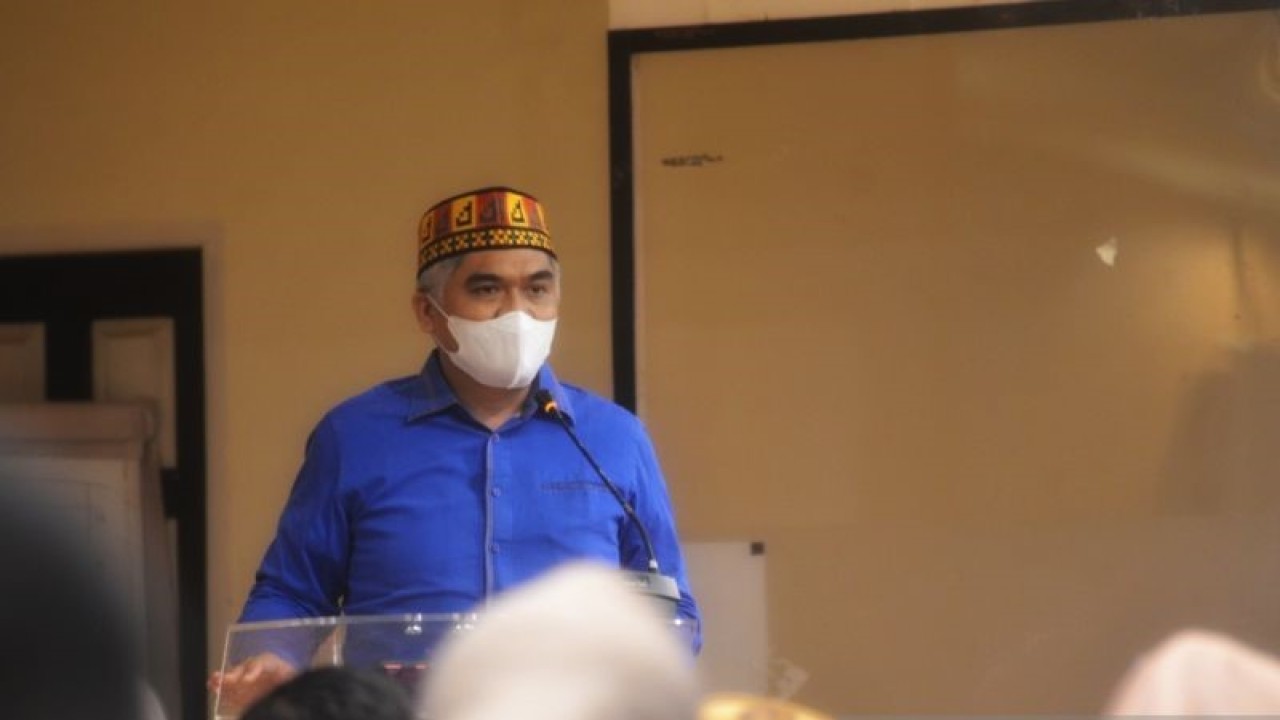 Wakil Ketua II DPRD Gorontalo Utara, Hamzah Sidik hadir memberi sambutan dalam Konsultasi Publik Rencana Kerja Pemerintah Daerah Kabupaten Gorontalo Utara Tahun 2024, yang digelar Bappeda, di Kota Gorontalo. (ANTARA/Susanti Sako)