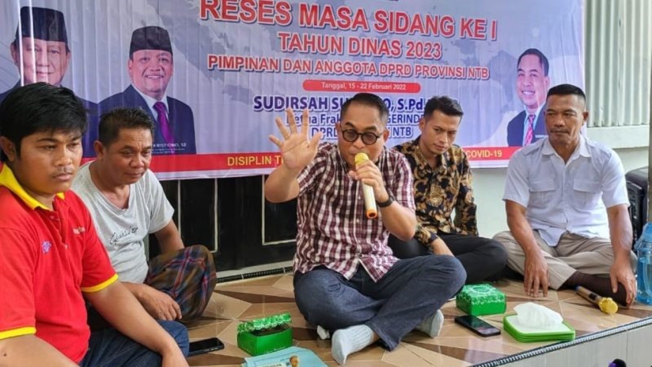 Anggota DPRD Nusa Tenggara Barat (NTB) Sudirsah Sudjanto (tengah) saat melaksanakan reses di salah satu kecamatan di Kabupaten Lombok Utara. ANTARA/Nur Imansyah.